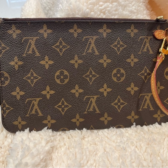 Louis Vuitton Monogram Pouchette - Picture 3 of 15